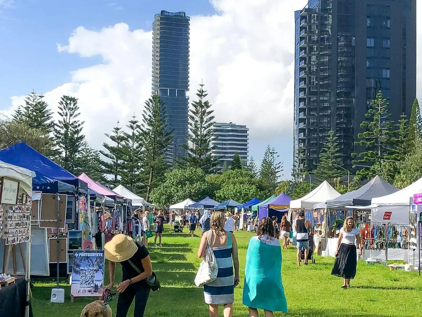 free-things-to-do-broadbeach-koko Free Sunday beachfront markets on the Kurrawa Park lawn, Broadbeach, with towers behind