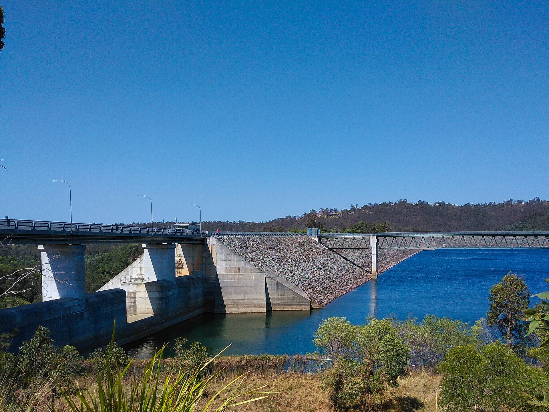 hinze-dam-day-trip-broadbeach Hinze Dam wall and spillway with Advancetown Lake behind, Gold Coast hinterland
